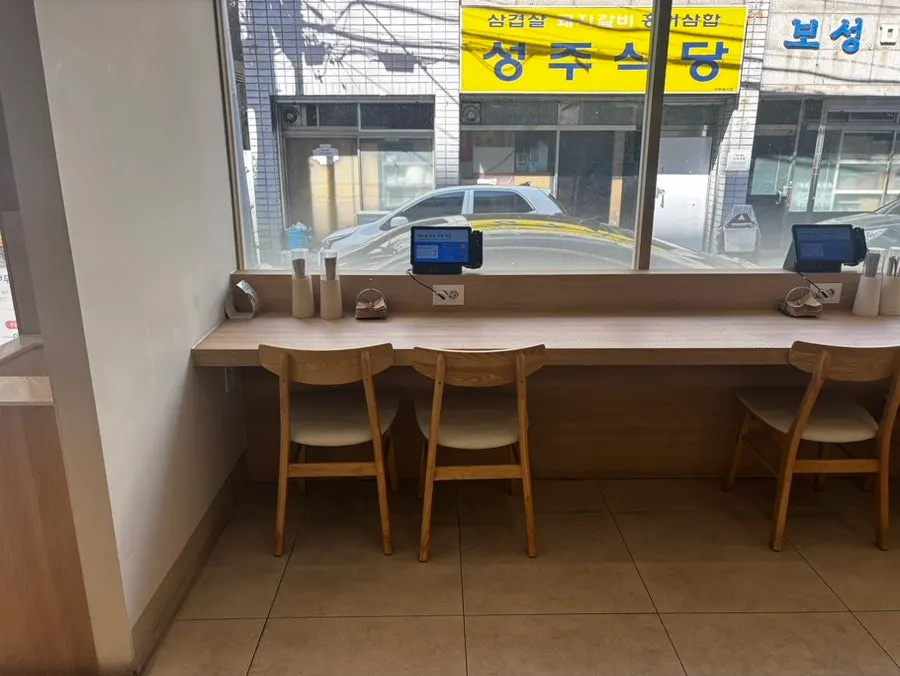 단체석과 4인석이 있는 카페동이 내부