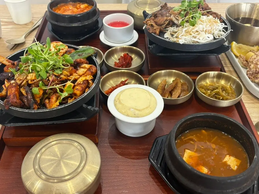 쭈꾸미볶음과 불고기 한정식이 가득한 식탁