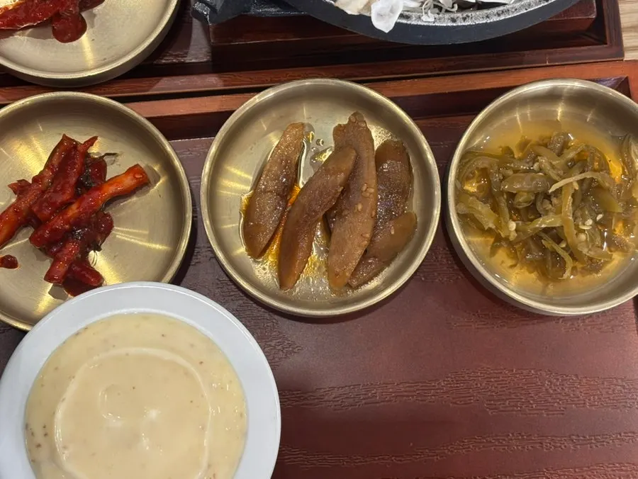 푸짐하게 차려진 카페동이 한정식 한 상