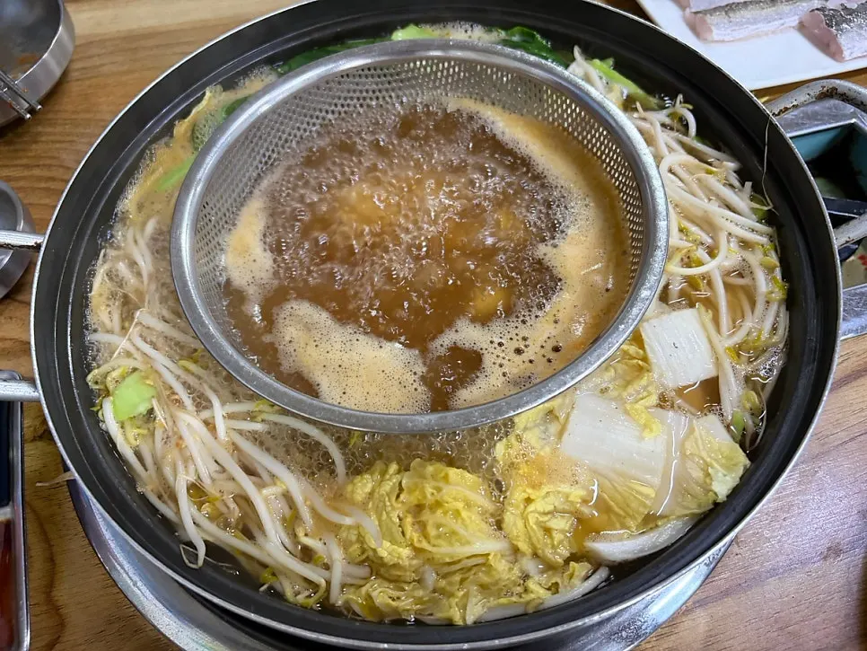 Boiling soybean-paste-based shabu-shabu broth