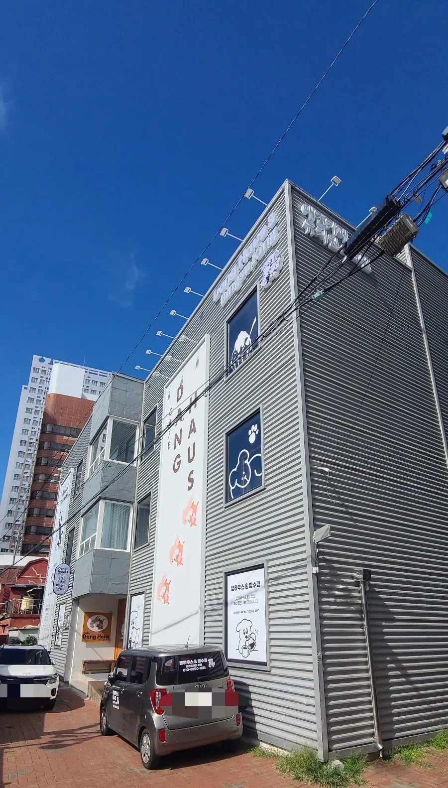 Passage between Seomun Parking Lot and the building