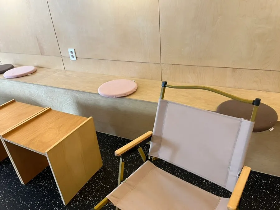 카페 내부 좌석과 강아지들