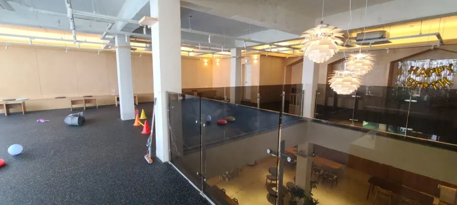 Second-floor mat zone with mat flooring