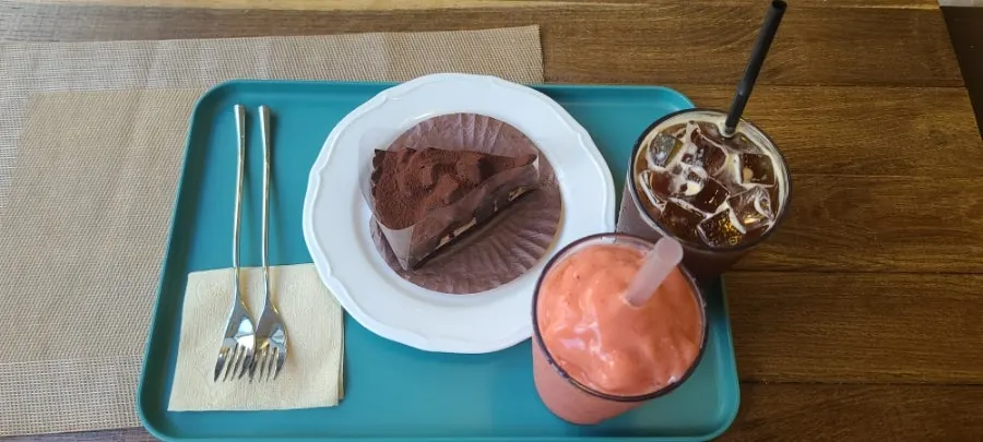 Strawberry banana smoothie, iced americano, and real chocolate tart