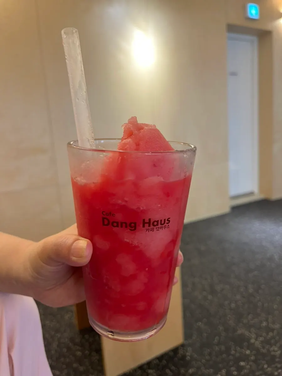 음료와 간식을 즐긴 카페 테이블