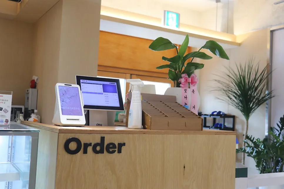 Order counter and kiosk