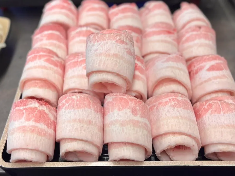 A plate of ordered Duroc thin-cut pork belly, 800g