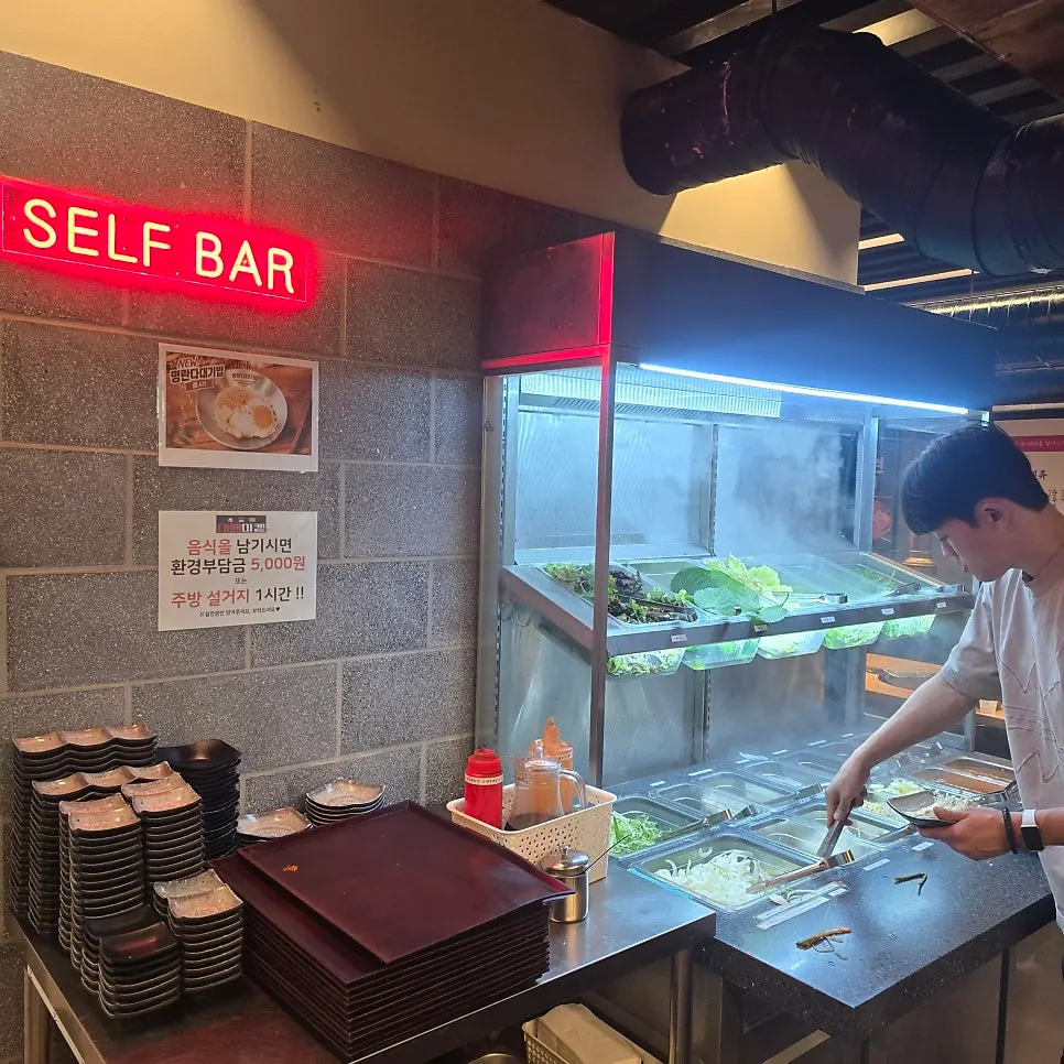매장 중앙에 자리한 셀프바
