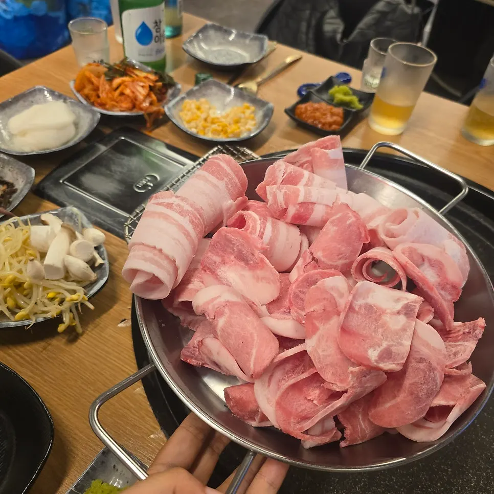 미나리와 고사리를 담아온 반찬 접시