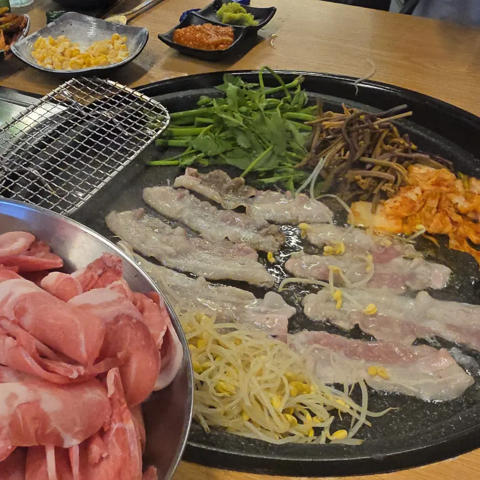 셀프바에서 가져온 밑반찬 구성