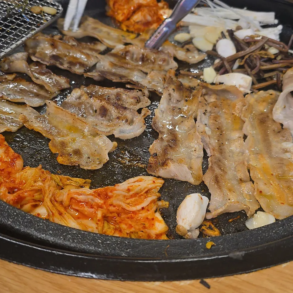 불판 위 대패삼겹살과 둘러 구운 야채