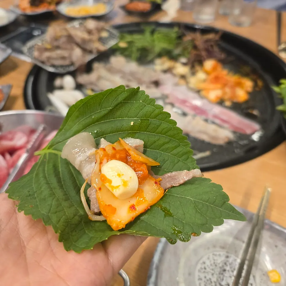 깻잎에 싼 대패삼겹살 한 쌈