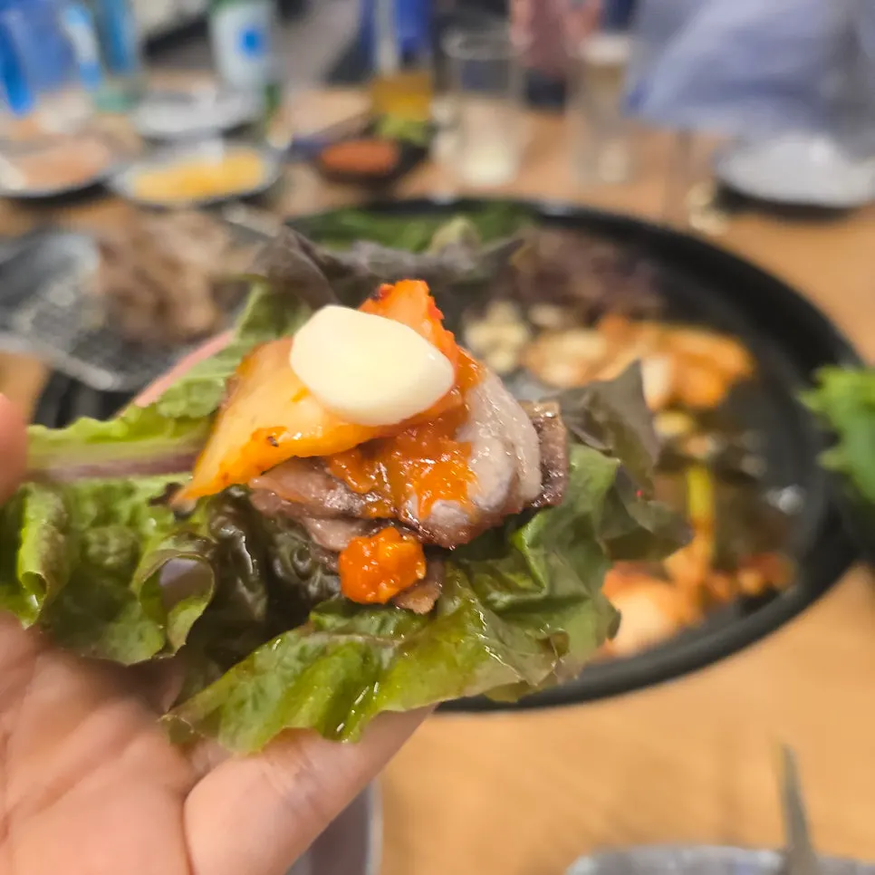 구운 김치와 생마늘을 올린 쌈