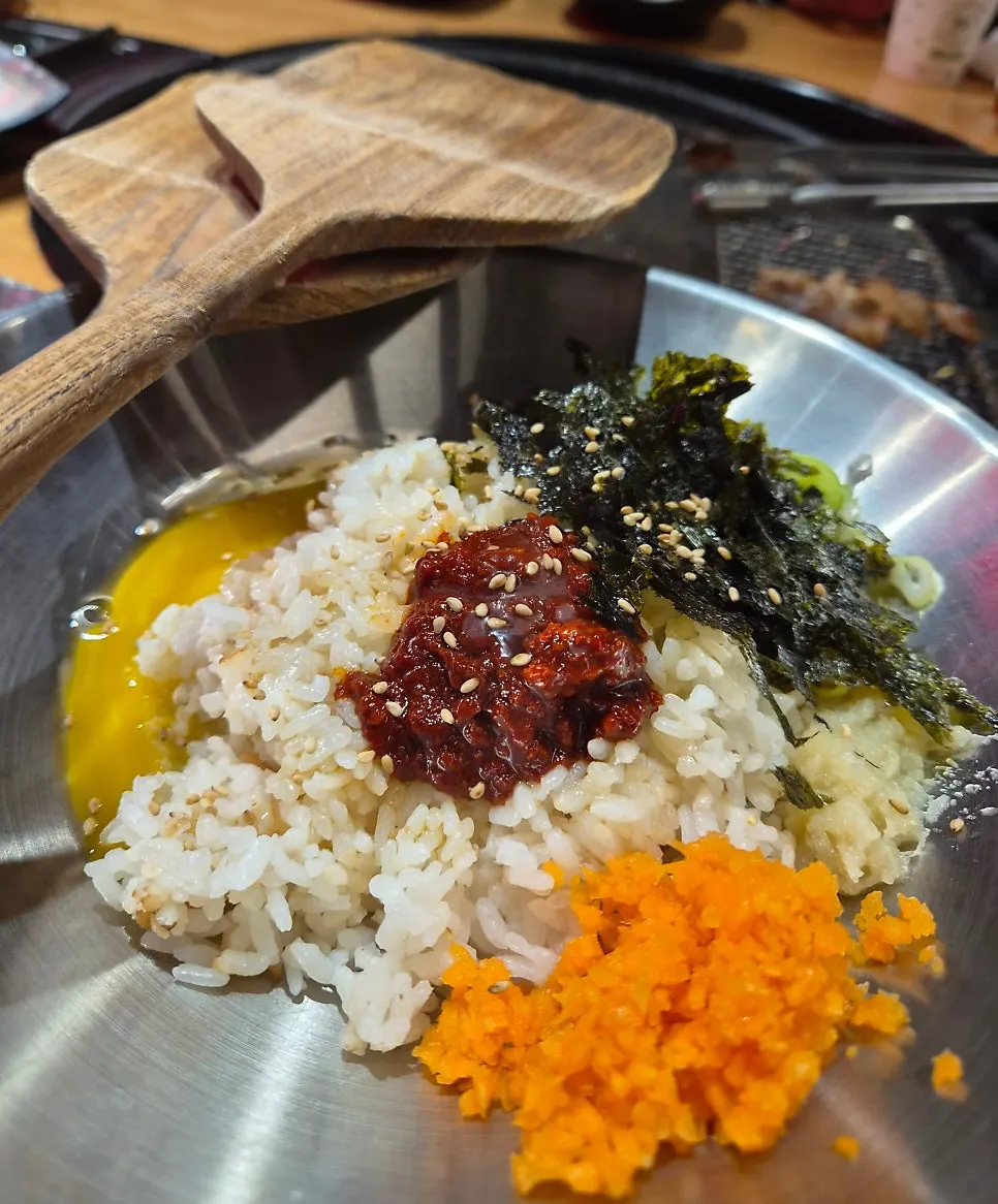 Self-serve fried rice to cook after the meat