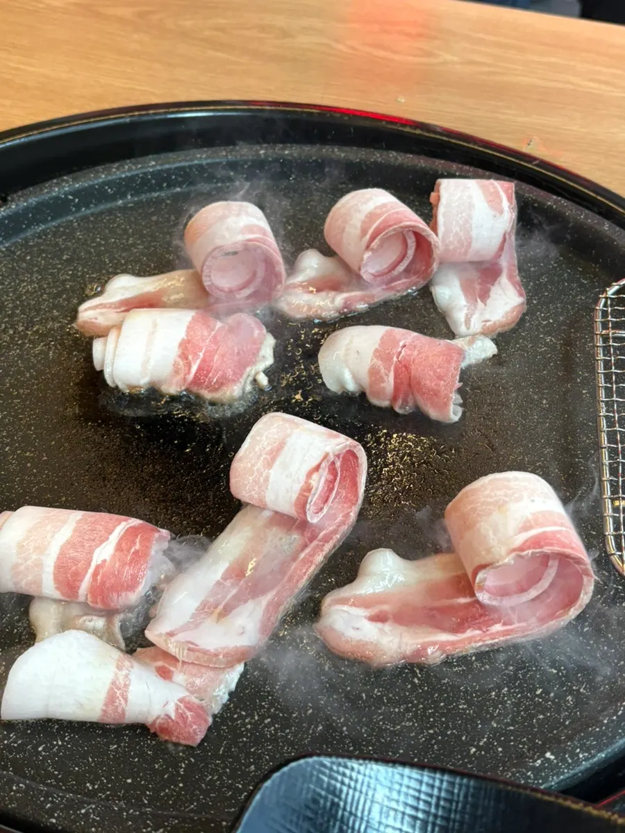 済州オギョプサルとドライエイジング薄切りサムギョプサルの皿