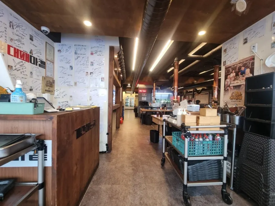 Neatly arranged hall seating at Daepae Market Gangnam Nonhyeon Branch