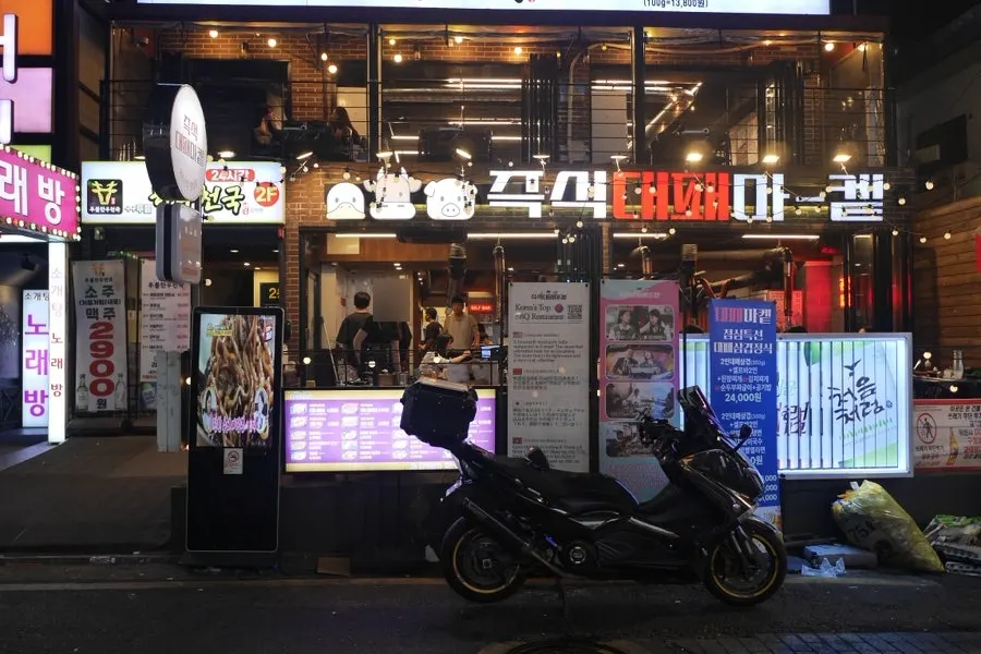 조명이 켜진 대패마켙 강남논현점 입구