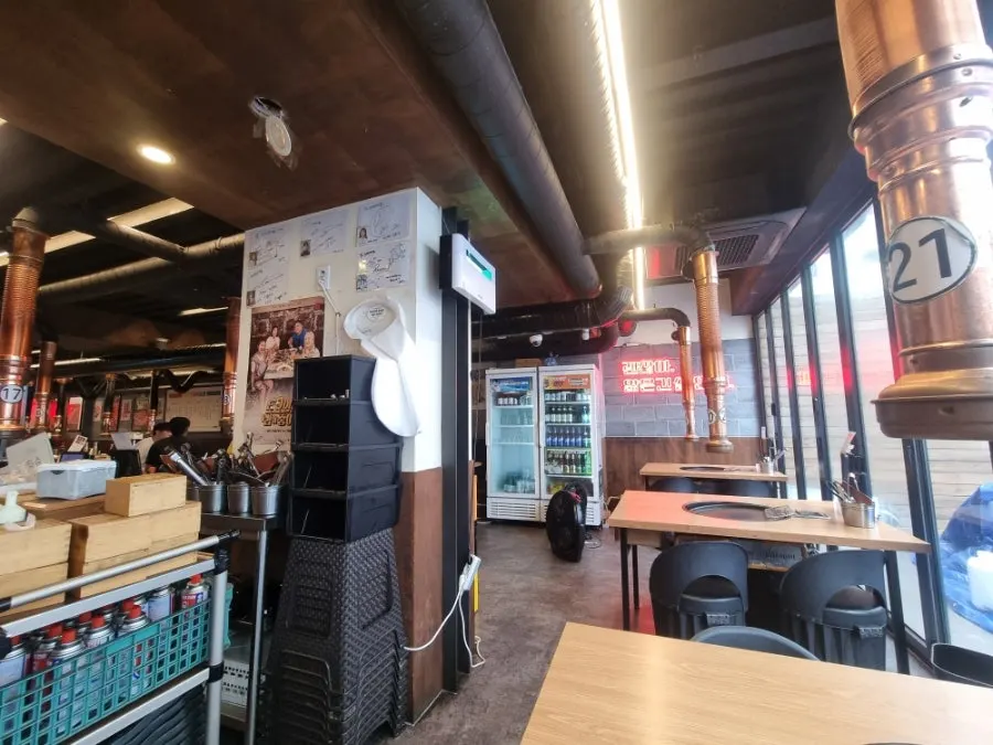 Interior view of the 24-hour Daepae Market Gangnam Nonhyeon Branch