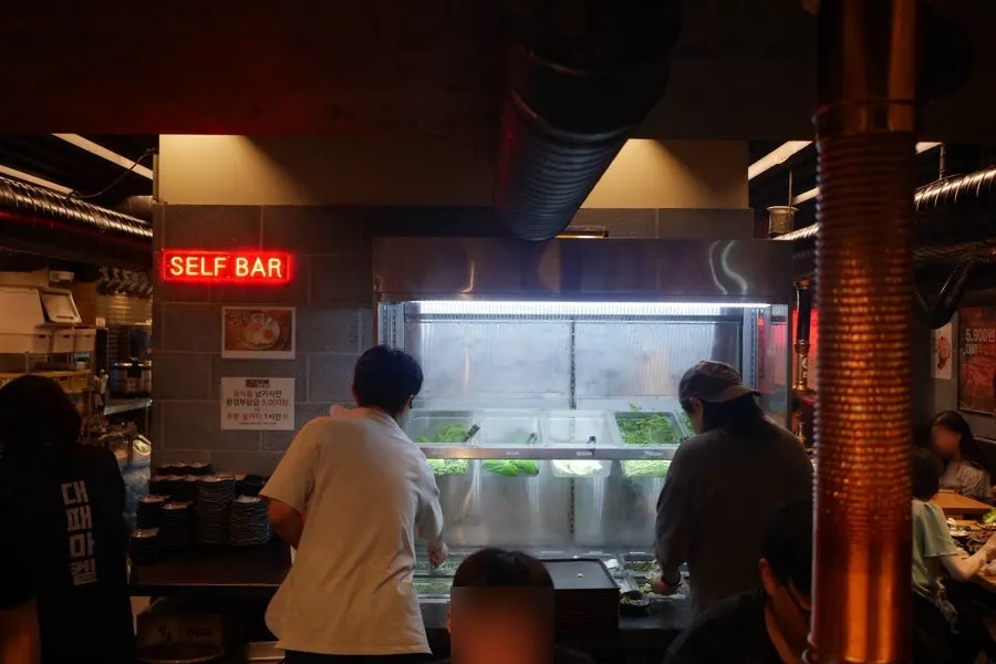 대패마켙 강남논현점 넓은 실내와 테이블