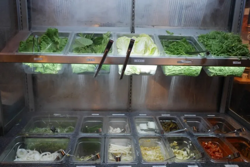 창이 열린 대패마켙 강남논현점 매장 내부
