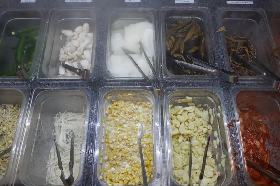 셀프바에서 담아온 쌈 채소와 반찬 접시