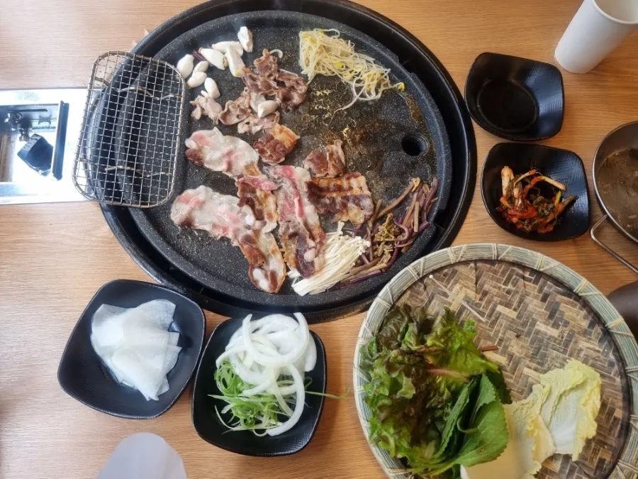Kimchi and bean sprouts placed under the grill fat