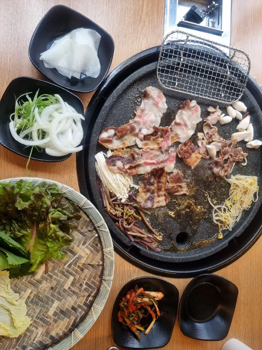 Pork belly placed on top of wrap vegetables