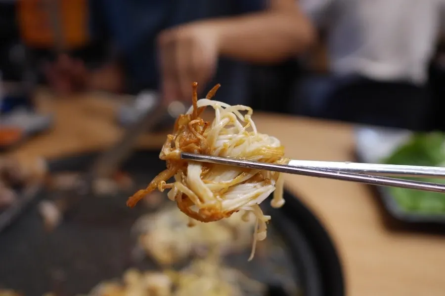 고기 기름에 구워지는 팽이버섯