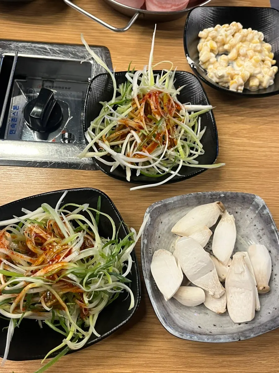냉삼 두께로 주문한 대패삼겹살 접시