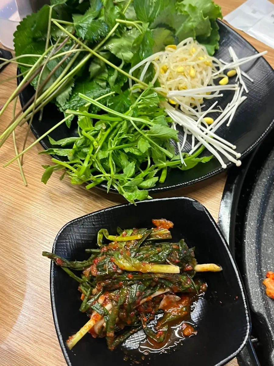 셀프바에서 떠온 양념류와 마카로니·콘샐러드 기본찬
