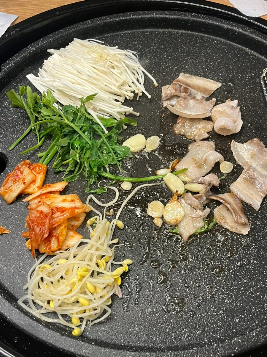파김치와 팽이버섯·새송이버섯·콩나물 접시