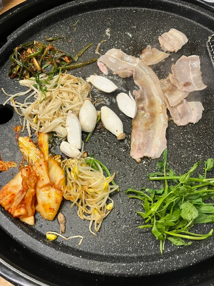 쑥갓·미나리·당귀가 포함된 쌈채소 접시