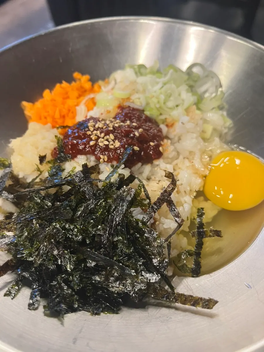 불판에서 삼겹살과 파김치를 굽는 모습