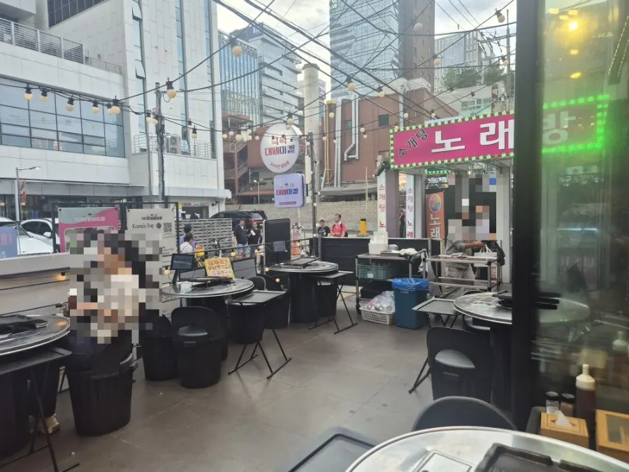 영동시장 먹자골목 입구 쪽 야장 테이블