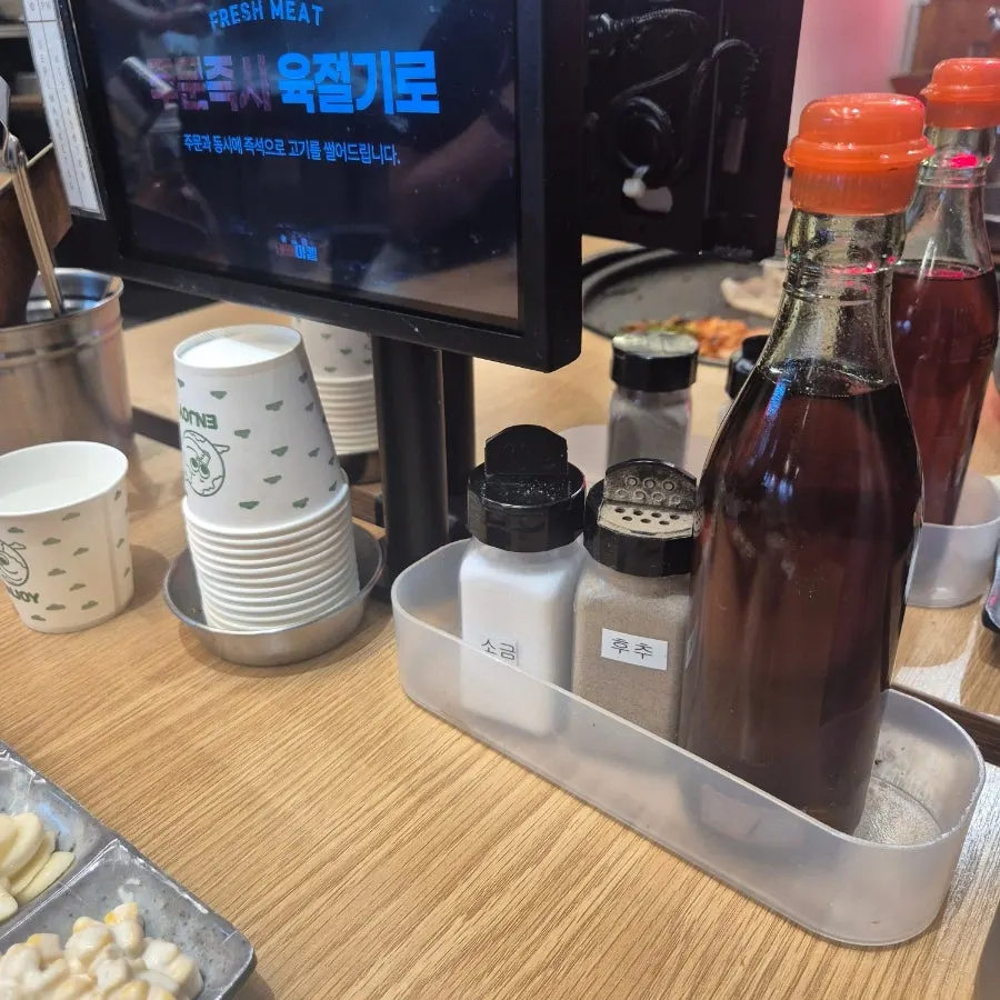 셀프바 쌈채소와 밑반찬 구성