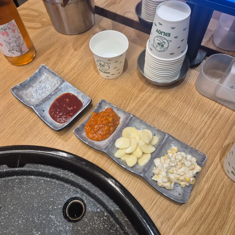 불판 옆에 세팅된 밑반찬과 야채