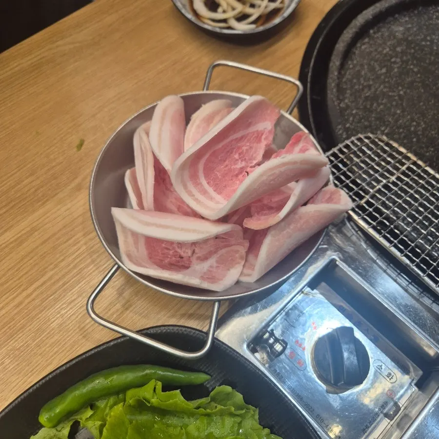세팅이 끝난 고기 테이블