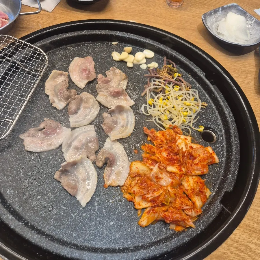 즉석에서 썰어 나온 꽃삼겹살