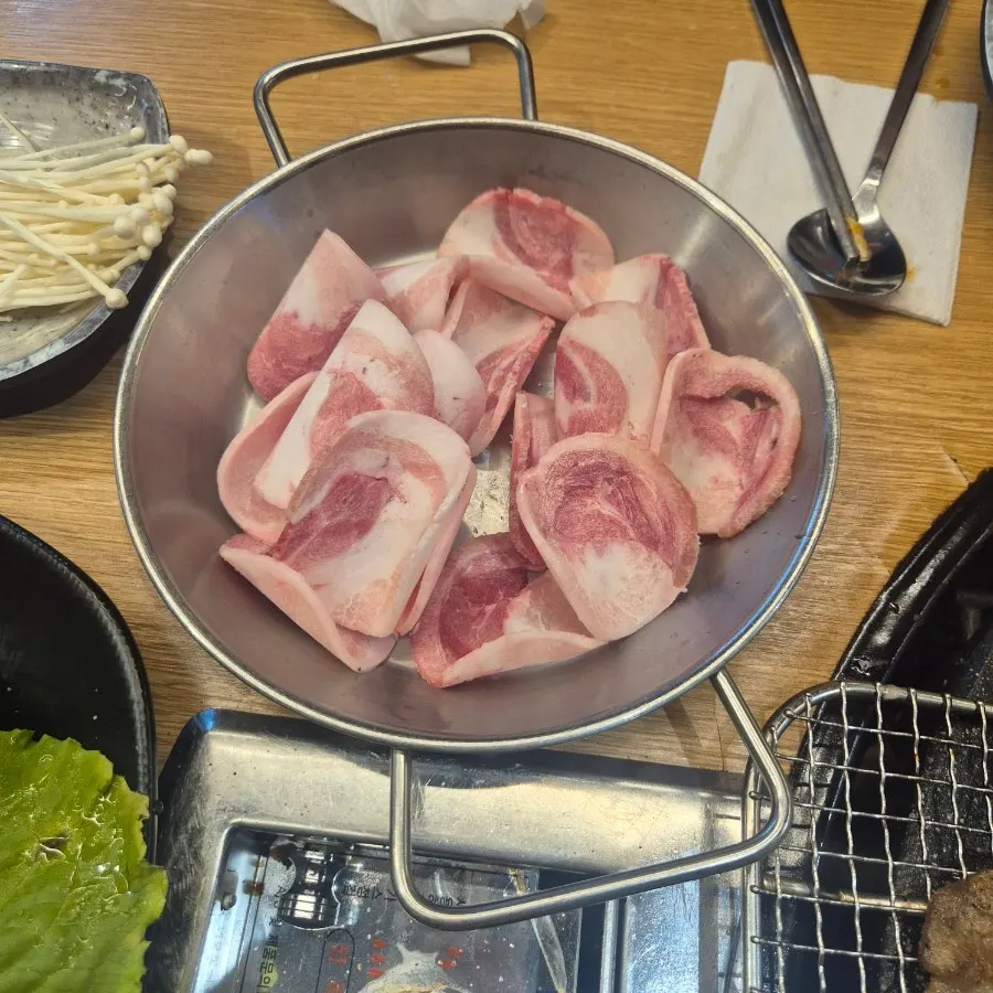 구워진 꽃삼겹살 한 점