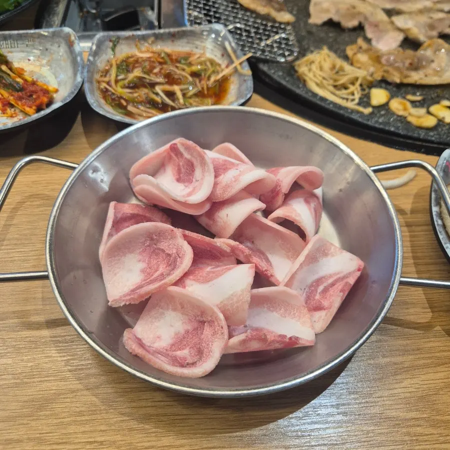 쌈채소에 올린 꽃삼겹살