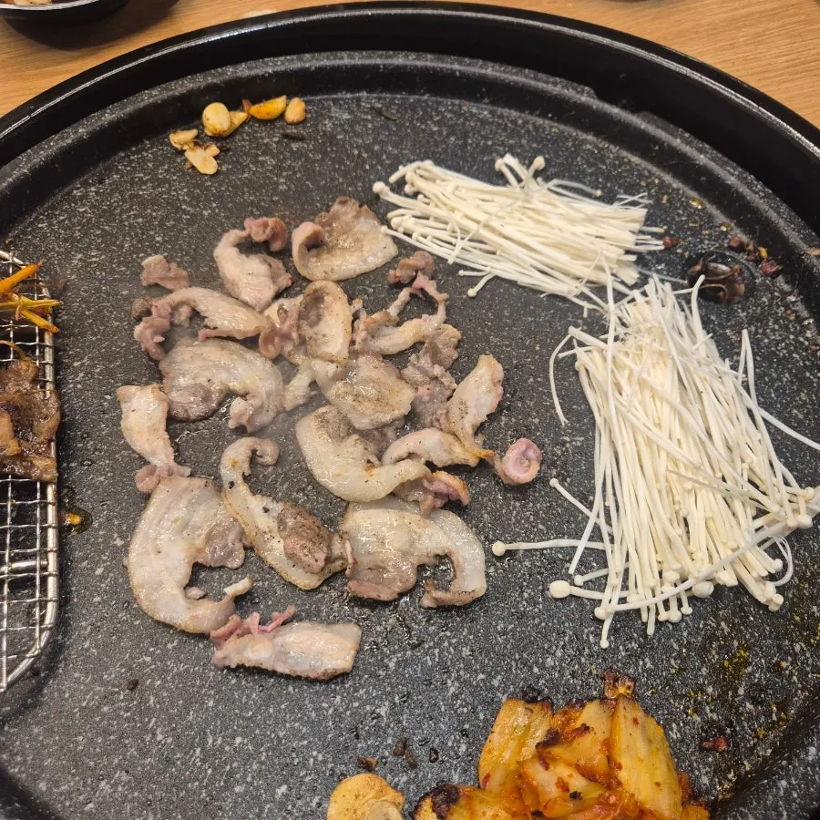 얇게 썰린 대패뽈항정살