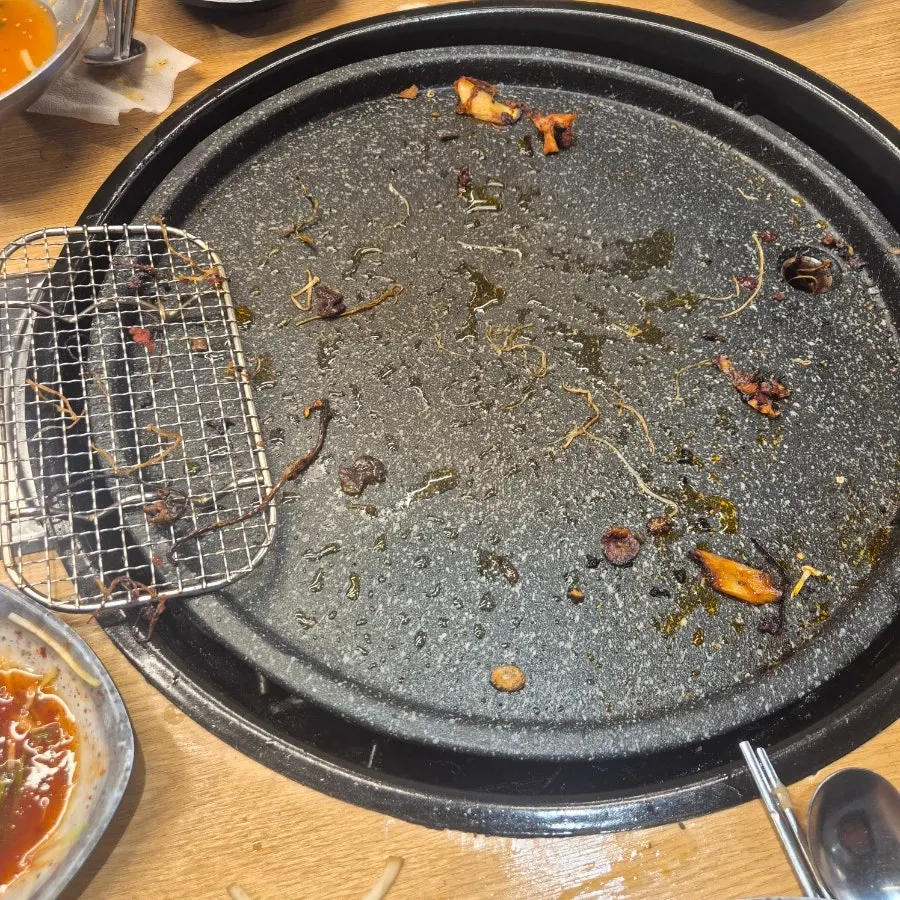 식사를 마친 고기와 국수 상차림