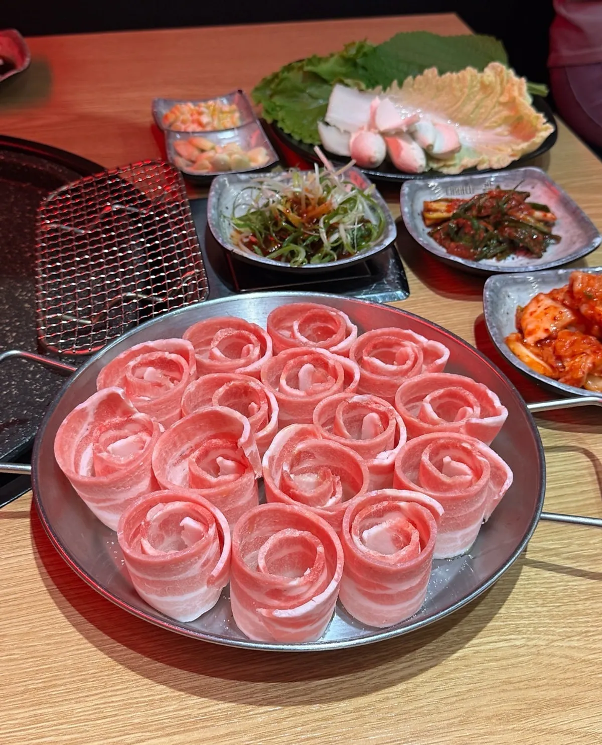 셀프바에서 가져온 반찬과 싱싱한 쌈채소