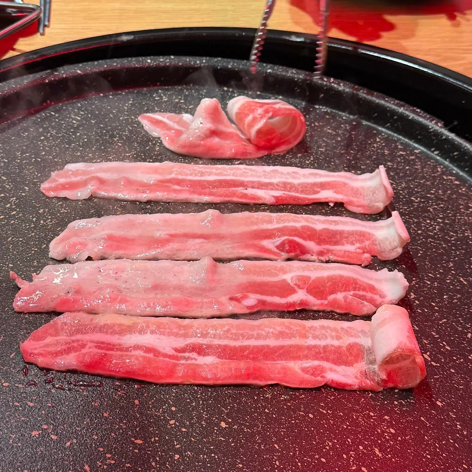 좋아하는 반찬으로 채운 테이블 상차림