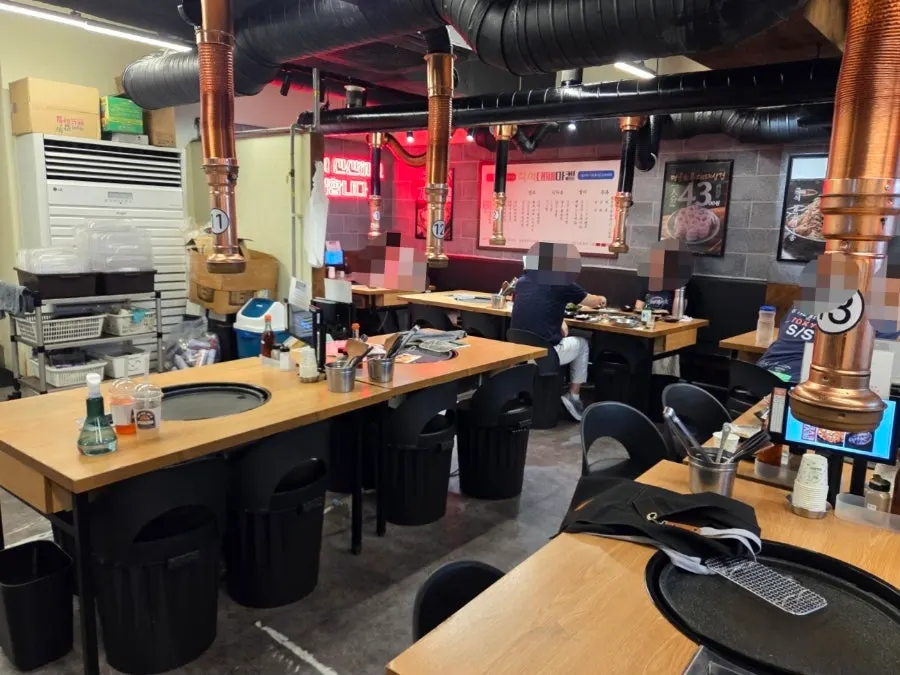 단체로 앉을 수 있는 대패마켙 강남논현점 좌석