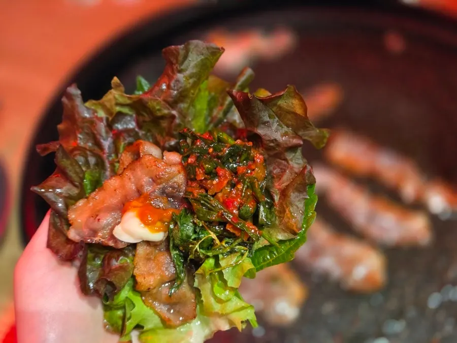 깻잎에 대패삼겹살과 미나리를 올린 쌈