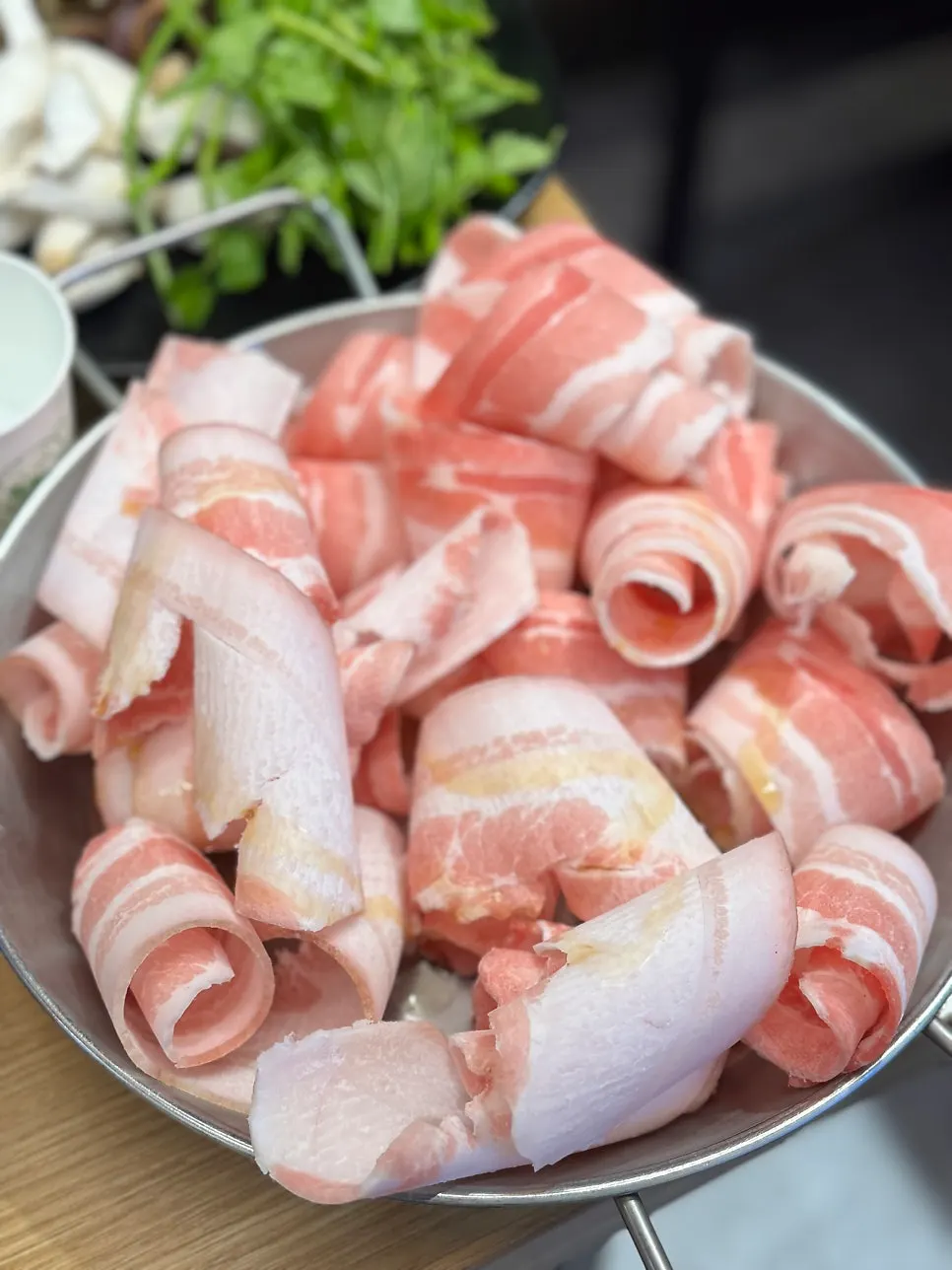주문한 대패삼겹살과 쫄삼겹살 접시