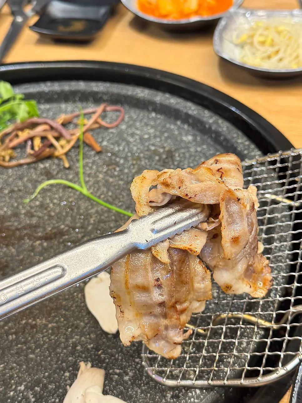 불판에서 빠르게 익는 대패삼겹살