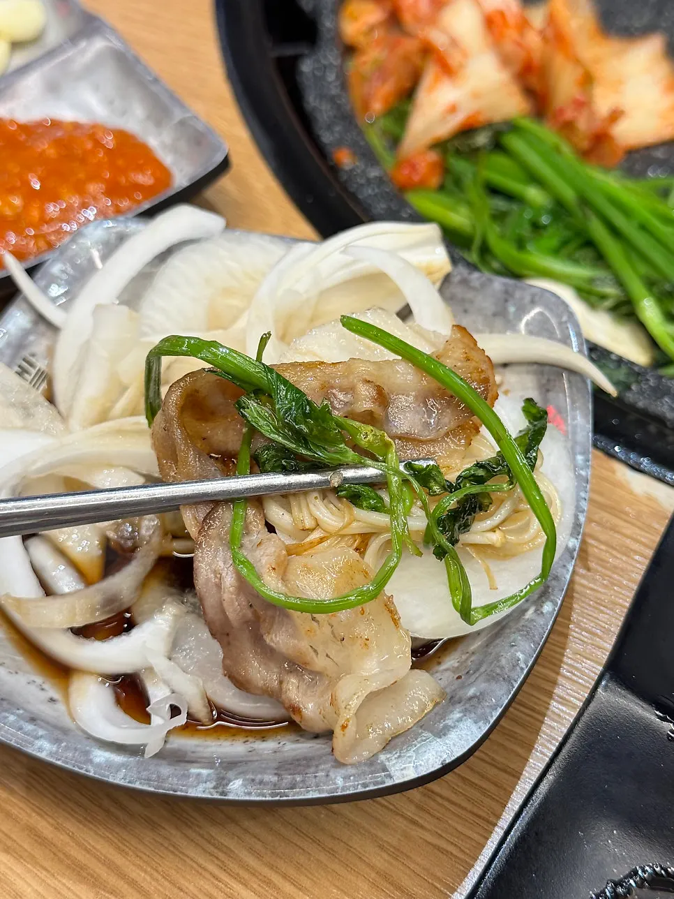 양파장과 미나리를 올린 대패삼겹살 한 쌈