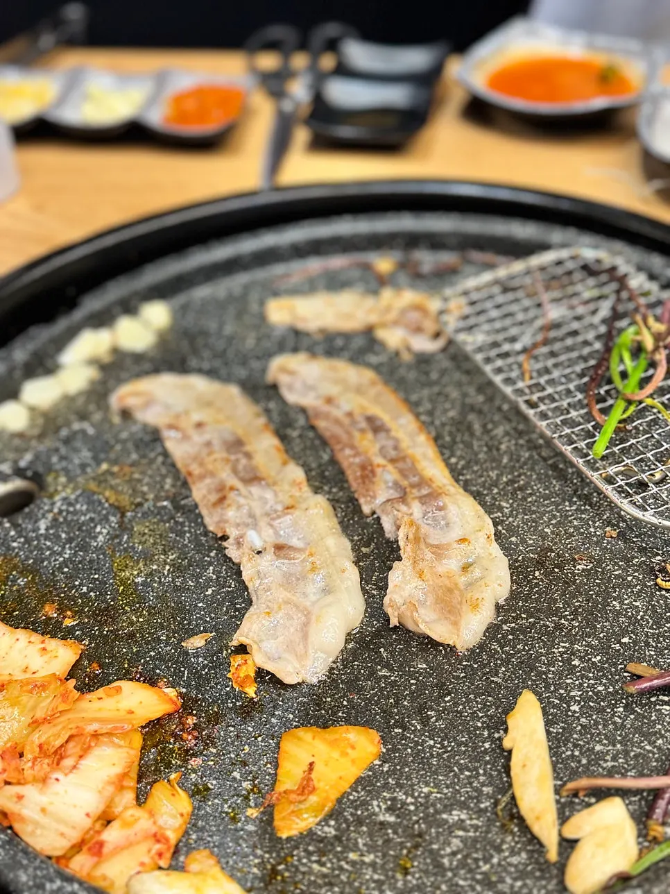 미나리 고사리 버섯과 함께 구운 대패오겹살